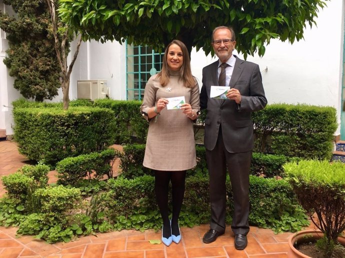 Esther Ruiz recibe el reconocimiento como 'Embajadora del Azahar'