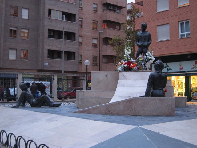 Monumento Recuerdo A Víctimas Del Atentado De ETA En La Casa Cuartel En Zaragoza