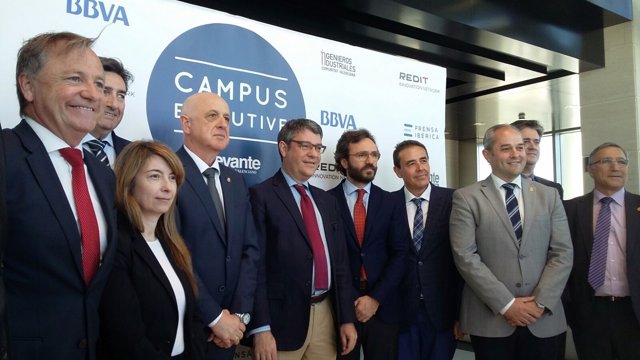 El ministro Álvaro Nadal, en el centro, en la inauguración de Campus Executive