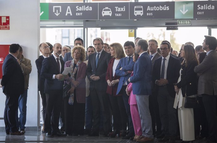 El ministro de Fomento, Íñigo de la Serna, inaugura la nueva estación de Huelva.