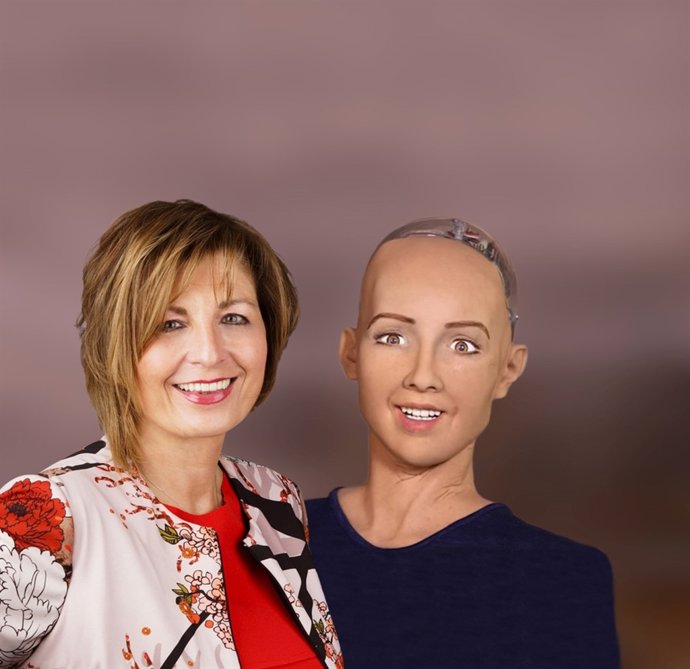 La fundadora d'Advantage Consultors, S.Taudien, amb la primera robot humanoide