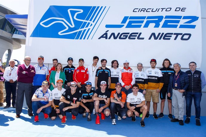 Los pilotos y Ezpeleta acompañan a la familia Nieto en el homenaje de Jerez