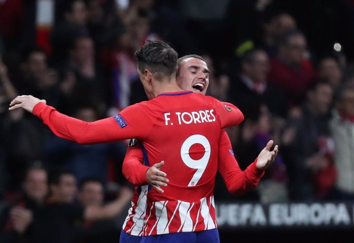 Fernando Torres y Antoine Griezmann se abrazan