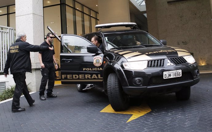 Policía Federal de Brasil durante la "Operación Autolavado" en São Paulo