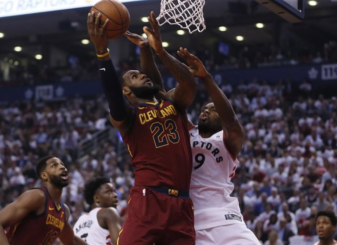 LeBron James e Ibaka en el Cleveland Cavaliers - Toronto Raptors