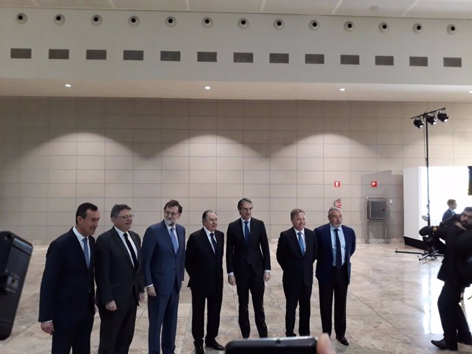 Rajoy, tercero por la izquierda, en el aeropuerto alicantino en su última visita