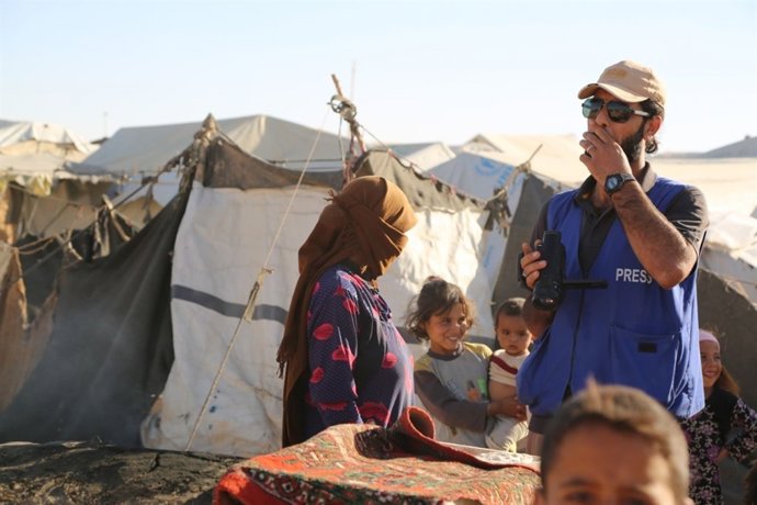 Periodista en un campament de refugiats sirians