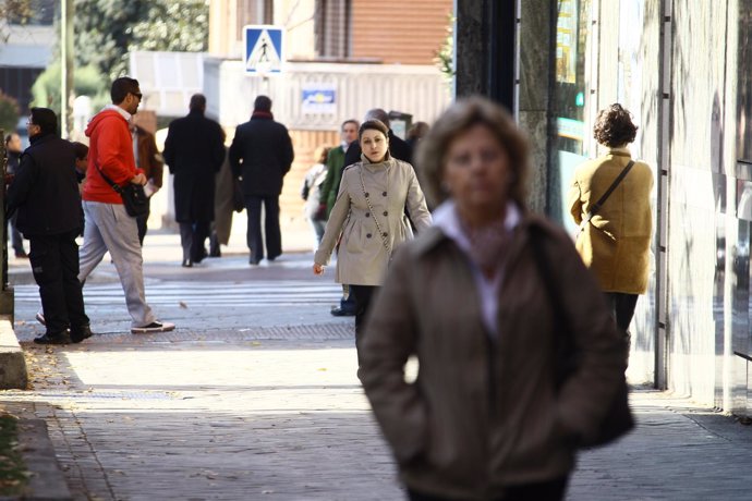 Gente Paseando Por La Calle