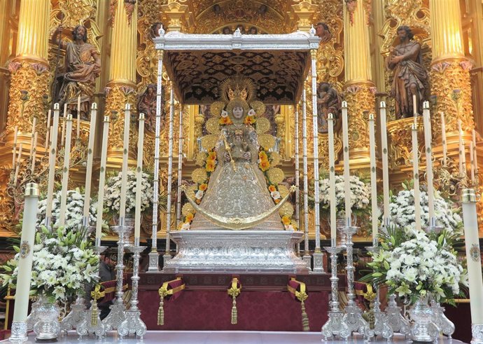 La Virgen del Rocío ya se encuentra entronizada en su paso.