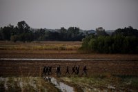 Los refugiados recurren a antiguas rutas de contrabando ante la imposibilidad de cruzar el Egeo