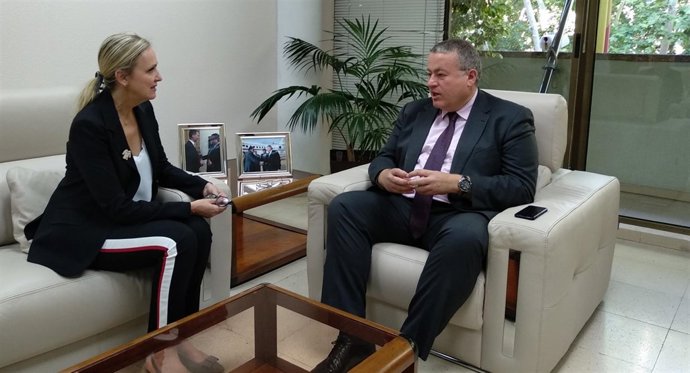 Imagen de la reunión entre Francisco Bernabé y Carmen Casero 