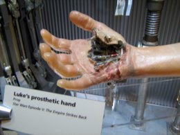 Mano protésica de Luke Skywalker exhibida en el Orlando Science Center