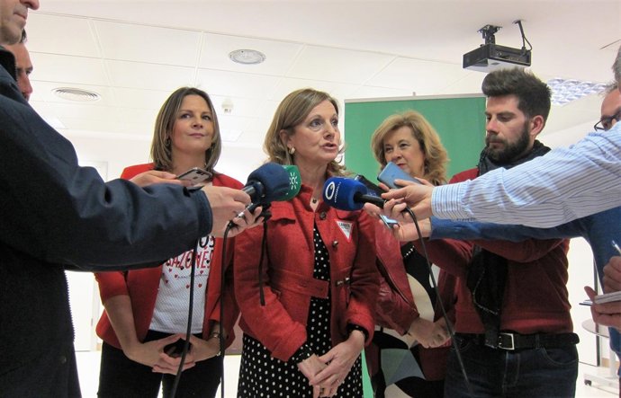 La consejera andaluza de Salud, Marina Álvarez, atiende a los periodistas.