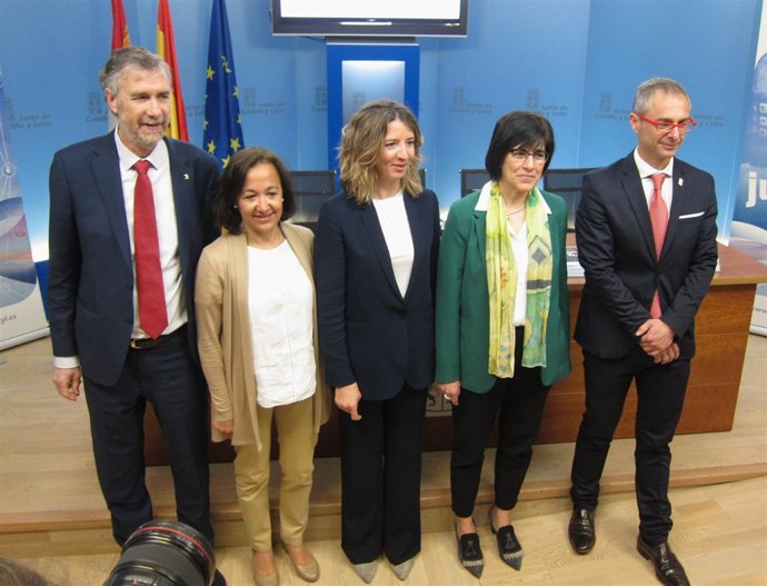 La consejera de Familia, con representantes de las 4 universidades. 5-5-2018