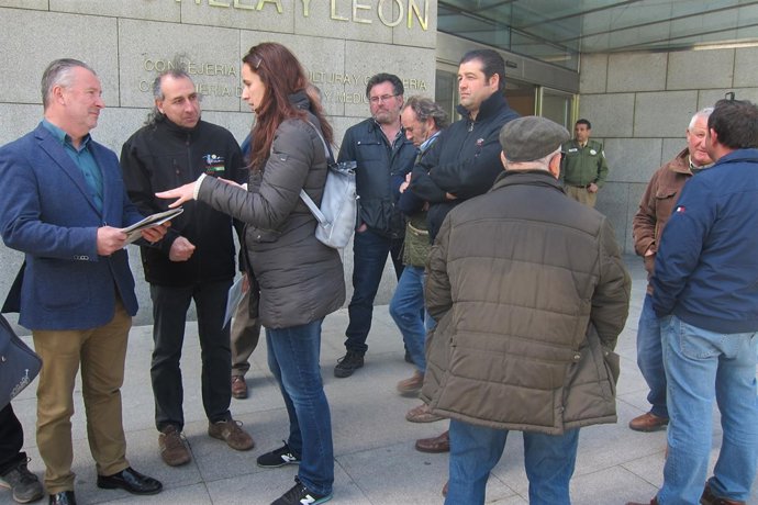 Dujo y González Palacín ante la Consejería. Valladolid 04/05/2018 