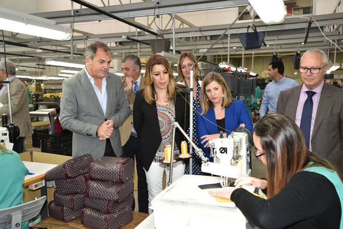 Susana Díaz en una fábrica de piel en Ubrique