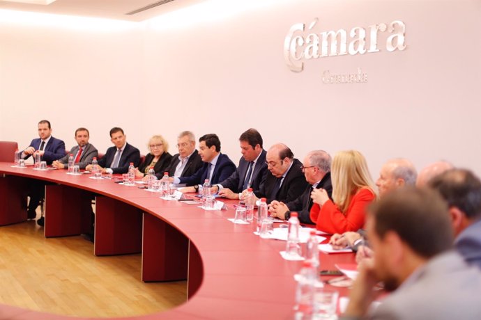 El presidente del PP andaluz, Juanma Moreno, en la Cámara de Comercio de Granada