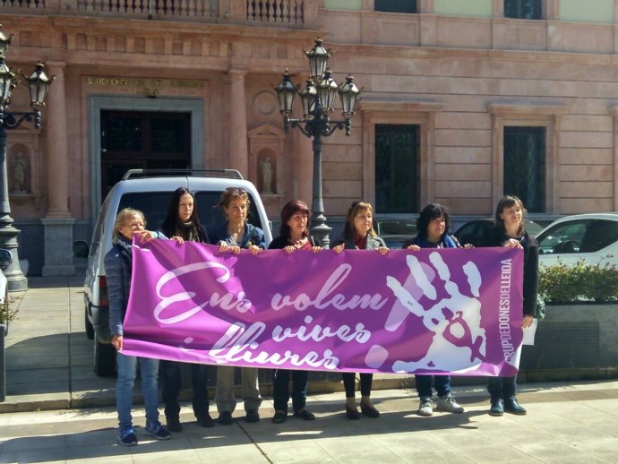 El Grup de Dones Lleida, davant la Subdelegació del Govern central de Lleida