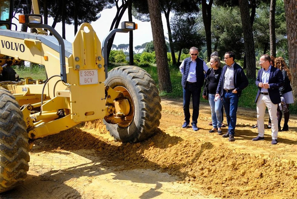 Trabajos de la Diputación de Huelva en caminos rocieros.