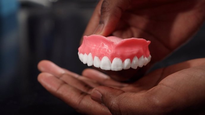 Las dentaduras se imprimen usando acrilamida, el material actual para la fabrica