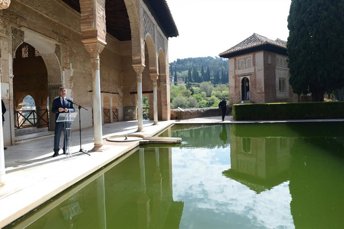 El consejero de Cultura, Miguel Ángel Vázquez, atiende a los medios