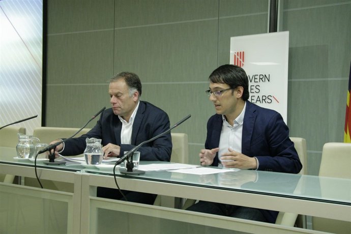 El director de Empleo, Llorenç Pou, y el conseller de Trabajo, Iago Negueruela