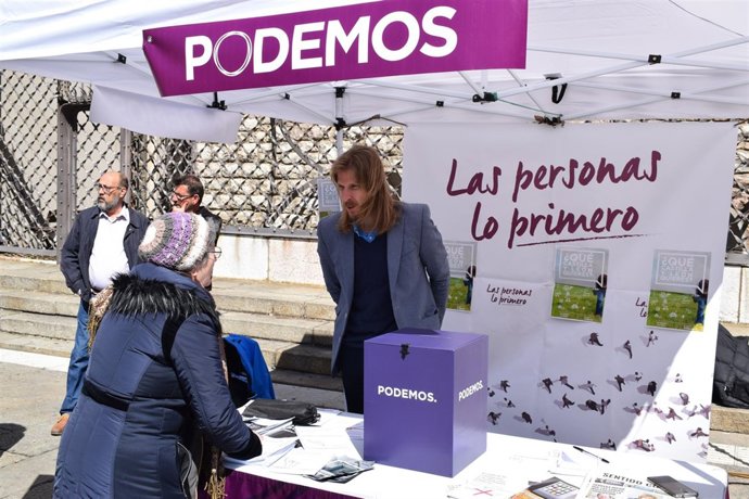 Pablo Fernández atiende a una mujer durante la campaña. 4-5-2018