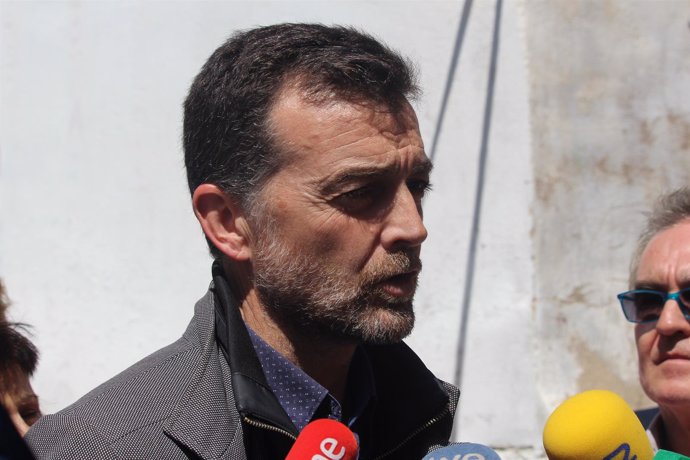Maíllo, este viernes, atendiendo a los periodistas en Jaén