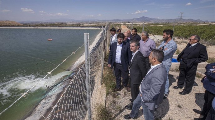 López Miras visita la finca agrícola Casa de las Palomas