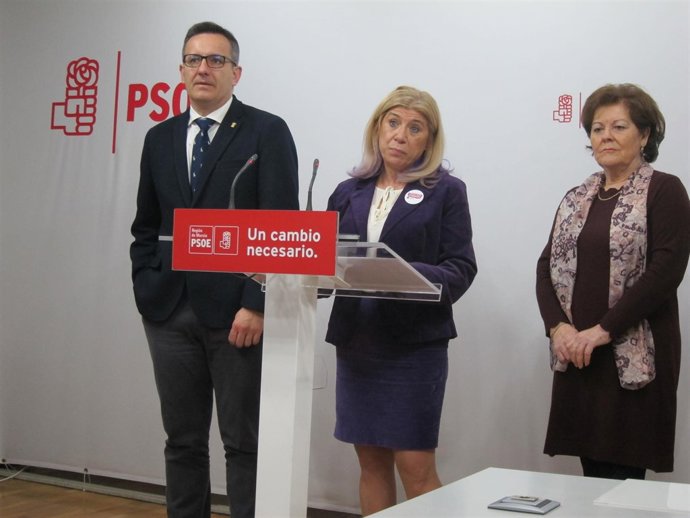 Gloria Alarcón en el centro con Conesa y Rosique. ARCHIVO                      