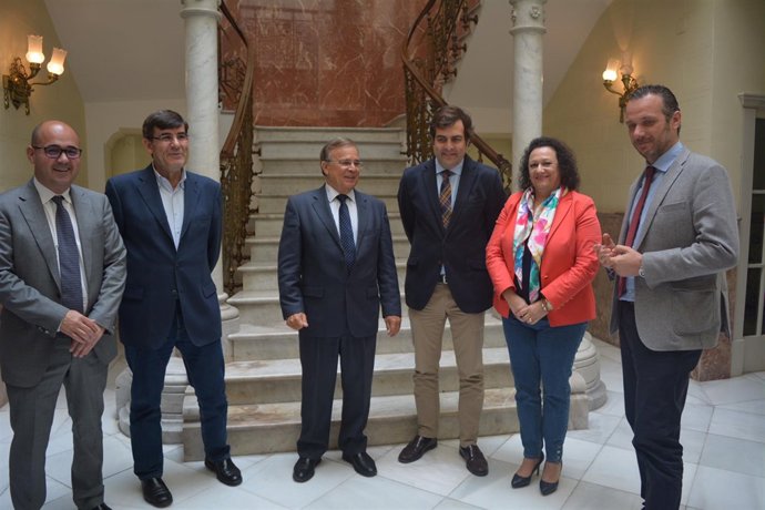 Valverde, tercero por la izquierda, durante el encuentro