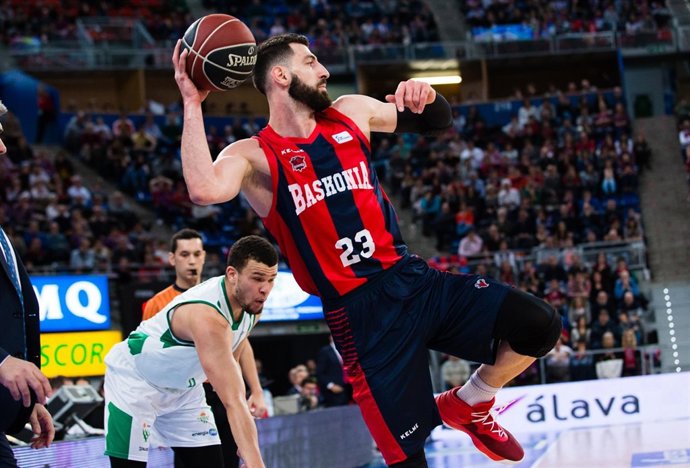 Tornike Shengelia durante el Baskonia - Real Betis de la Liga Endesa