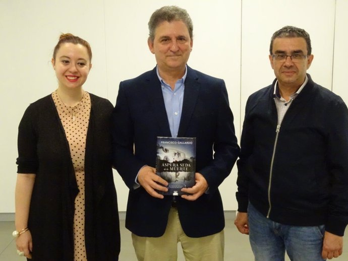 Francisco Gallardo en la presentación de su tercera novela en Sevilla