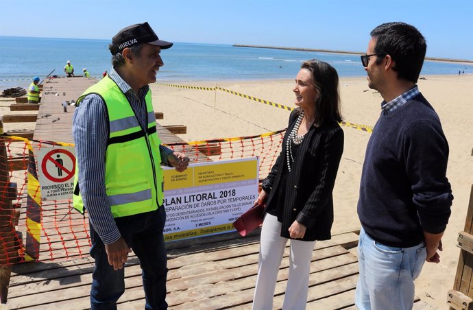 La subdelegada del Gobierno, Asunción Grávalos, visita obra en playa de Isla.