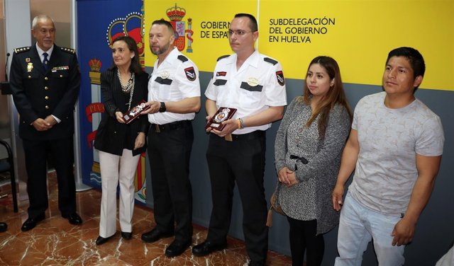 Reconocen la labor de dos vigilantes que salvan la vida de  un bebé de 20 meses.
