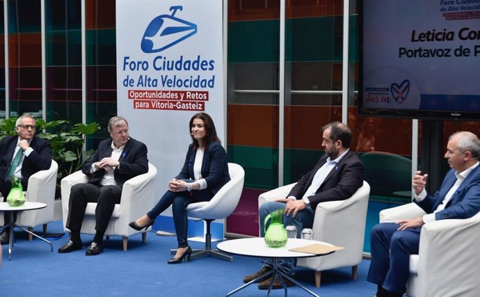 Martínez Bermejo, a la izquierda, en el Foro de Ciudades de Alta Velocidad. 4-5