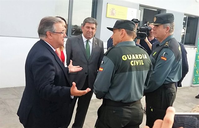 Zoido con guardias civiles en Chipiona