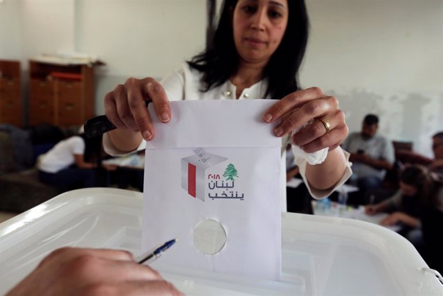 Una funcionaria vota en las elecciones parlamentarias en Líbano