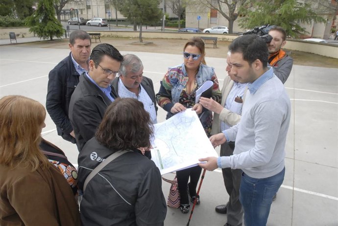 El alcalde de Granada, Francisco Cuenca, reunido con vecinos
