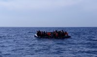 Trasladan a Tarifa (Cádiz) a 16 varones rescatados de una patera en aguas del Estrecho de Gibraltar