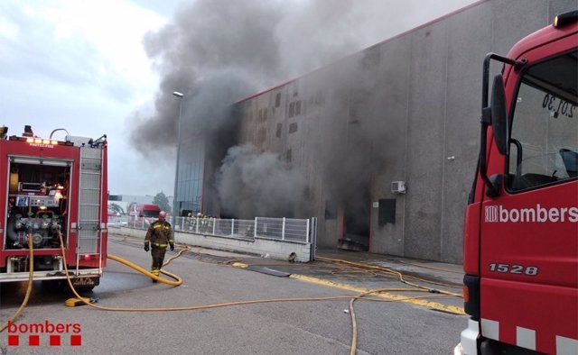 Incendio en una fábrica de motocicletas de Salt (Girona)