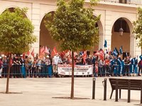 Sindicatos y pensionistas reciben a Rajoy a su llegada al Ayuntamiento de Alicante con una protesta