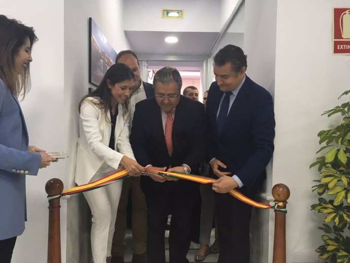 Juan Ignacio Zoido y Antonio Sanz inauguran la sede del PP de Rota