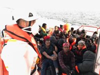 Evacuada en helicóptero a Almería uno de los 111 rescatados de dos pateras en el mar de Alborán