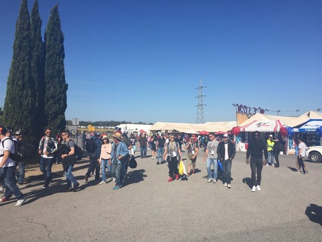 Asistentes al GP de Jerez de motos en la víspera de las carreras