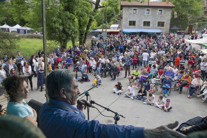Inauguración plaza pueblo por Revilla 