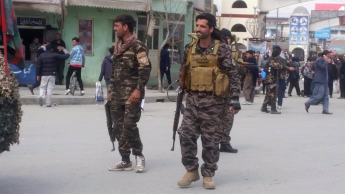 Fuerzas de seguridad afganas cerca del lugar de un atentado en Kabul