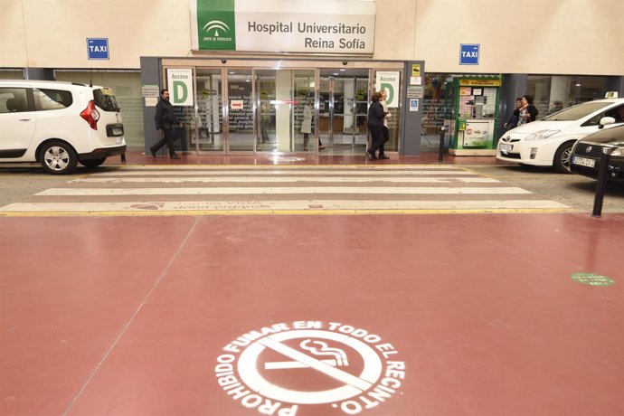 Señal de prohibido fumar en el Hospital Reina Sofía de Córdoba