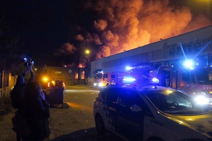 Incendi en naus industrials a Lleida
