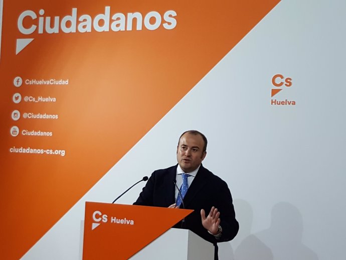 El diputado de Cs Andalucía Julio Díaz en rueda de prensa